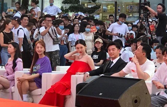 合体|郑恺苗苗合体现身宁波 苗苗穿蛋糕裙手扶孕肚相当甜蜜