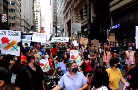 棺材|纽约民众抬棺材和裹尸袋上街抗议 不满学校疫情下重开