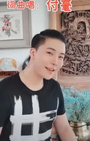 付笛声罕晒全家福，任静多年无变化，儿子扎小辫有刘欢老师气质