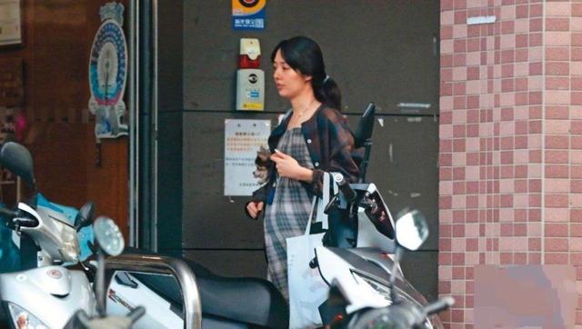 [悔不当初]郭碧婷感慨“悔不当初”后关评论引热议 脚踩豪门的她怎么了？