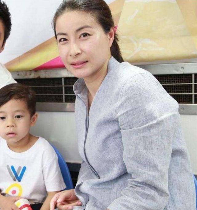 那么有钱为什么还买便宜货？郭晶晶的话，让记者无地自容