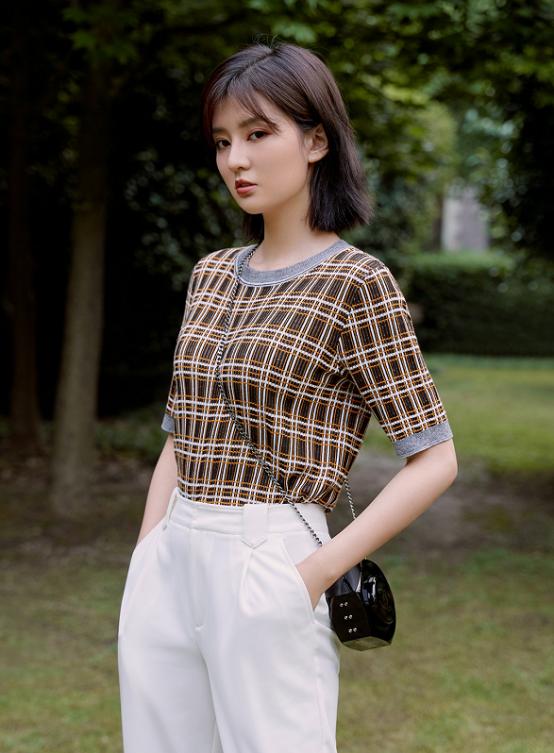 乔欣真是“茶艺女孩”，虽然服装很纯，却带着“欲”感很抢镜