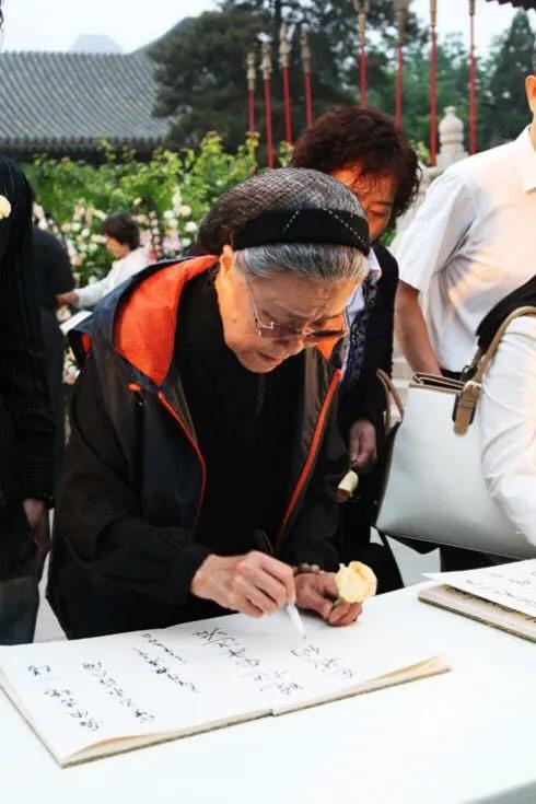 《一地鸡毛》演员现状对比，男主陈道明依然活跃，女主嫁给了导演