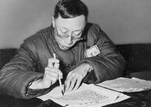 溥仪晚年游故宫，看到一位白发苍苍的老人，顿