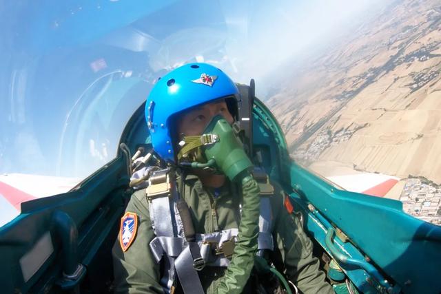 舰载战斗机飞行员“后浪”是这样诞生的……