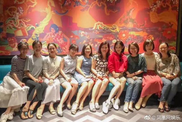 黄圣依参加20年同学会照片曝光，网友：女神和普