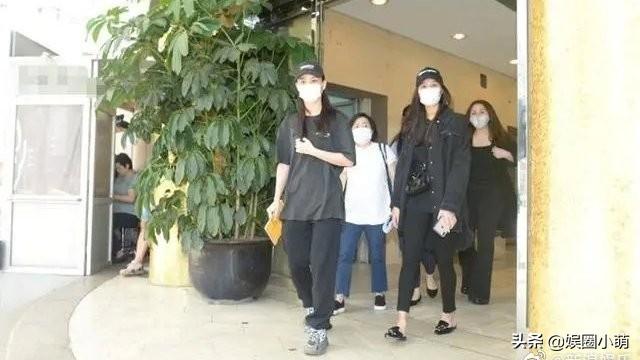 赌王出殡，三位妻子送巨型玫瑰花，上面的悼词