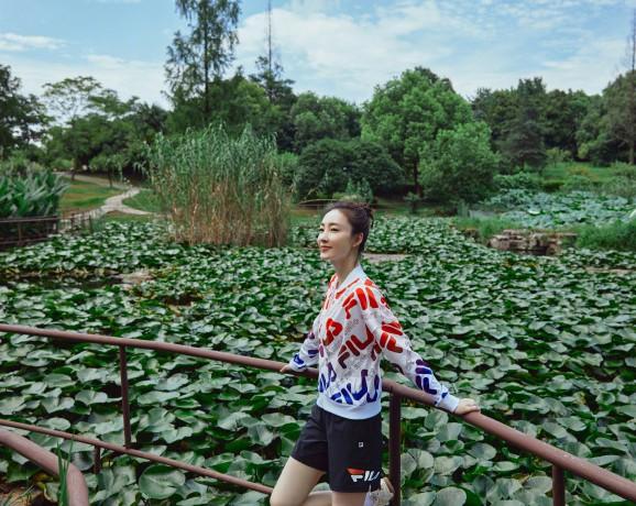 35岁王丽坤晒美照，扎丸子头“素颜肌”减龄，林间起舞长腿更迷人