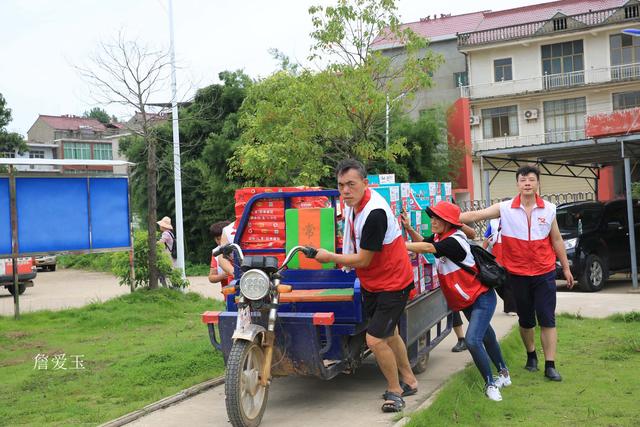 鄱阳洪灾，16岁女孩保护聋哑妈妈撤离，武警及时赶到