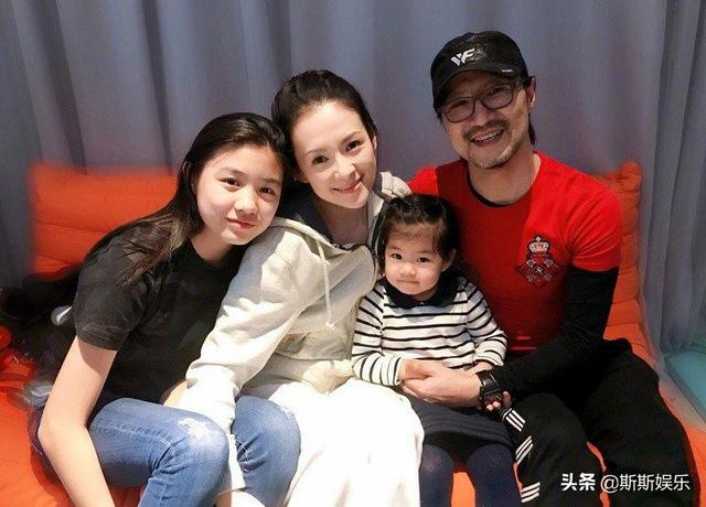 章子怡与闺蜜出游，小腹凸出疑怀孕 网友：这是学张艺谋生3胎吗？