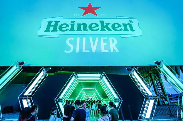 后浪来袭，顺滑、官吉用心跳激活喜力独特A酵母的克隽活力,感受其带来的醇厚均衡口感和淡淡果香,品味喜力的标志性全麦口感,探寻喜力啤酒百年配方的奥秘;随即,探索者通过以喜力星银卧罐储存方式为灵感打造的