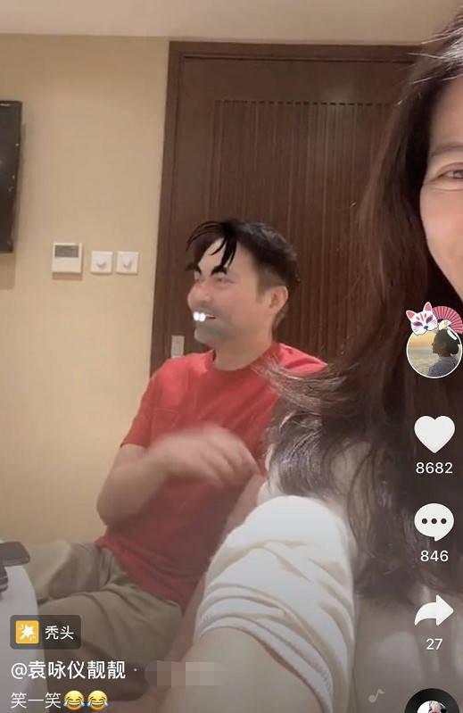 袁咏仪变老公黑粉晒其丑照，张智霖乖巧配合一脸宠溺，甜齁