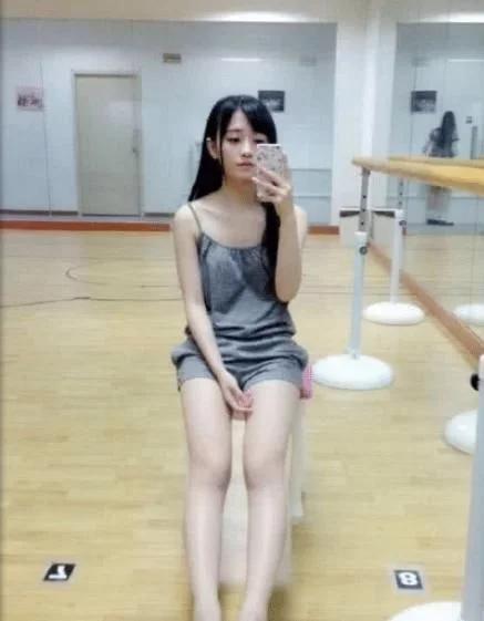 鞠婧祎“初中照”，穿舞蹈服秀奶油肌，网友：给跪了