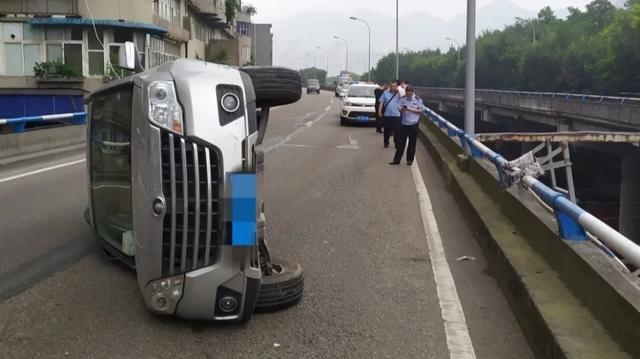 重庆|渝中警讯丨分心打电话导致车辆侧翻 撞断护栏