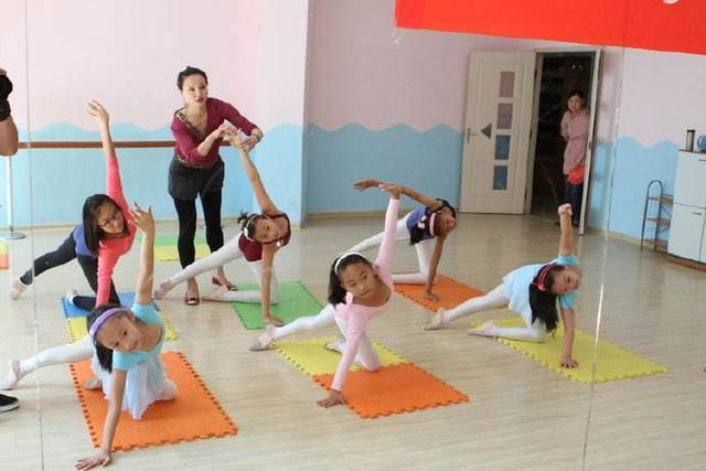 女孩|一字马女孩高考成绩457分 抓拍照片成经典身后却有专业团队