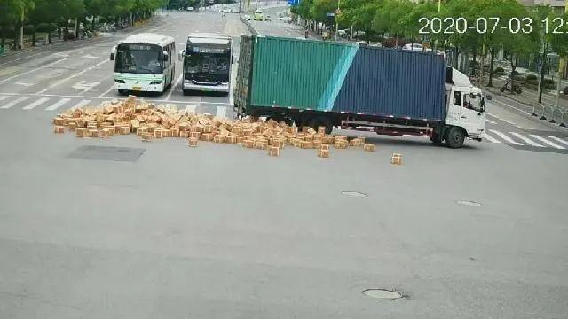 『好致』货车门没关好致千余箱茅台掉落 网友：估计马路都醉了