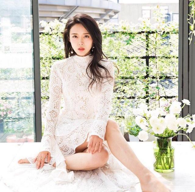 有种“惊艳”叫14年后的嫦娥，当她穿上礼服后，今42岁美得不像话