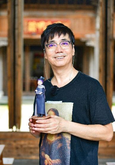 56岁范明：娶了大他6岁的女总裁，其豪宅犹如城堡一般，令人羡慕