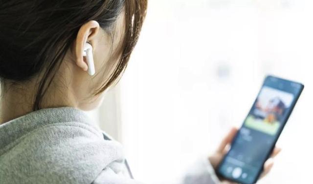 李易峰荣登OK精彩杂志海报，粉丝：峰峰同款耳机