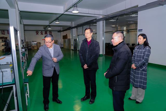 济南新材料产业园区管委会主任陈西武走访慰问园区企业专家人才