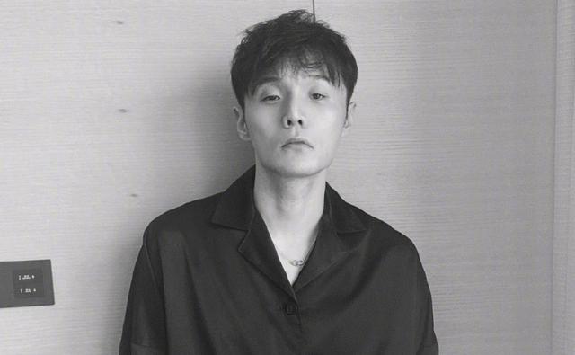 李荣浩被网友调侃眼小后，杨丞琳亲自“内涵”