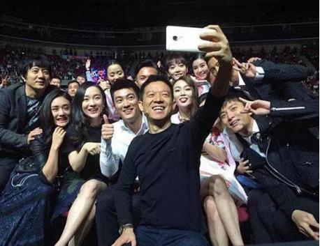 贾乐亭和周旭辉公司退市身败名裂，这两个娶了