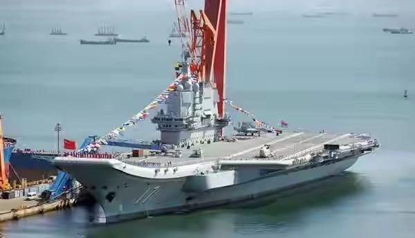 山东舰上满旗迎接“海军节”，首艘国产航母有