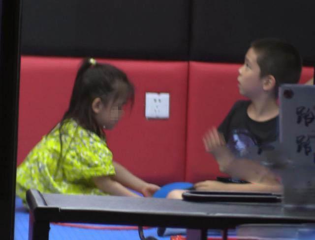 杜江霍思燕酒店度假“约会”，身边又带小女孩，关系惹猜疑