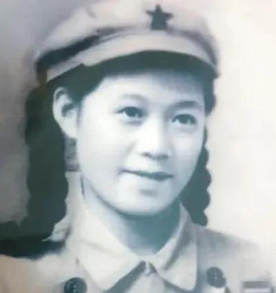 朝鲜战场上，17岁女兵帮战友排尿，今何在？