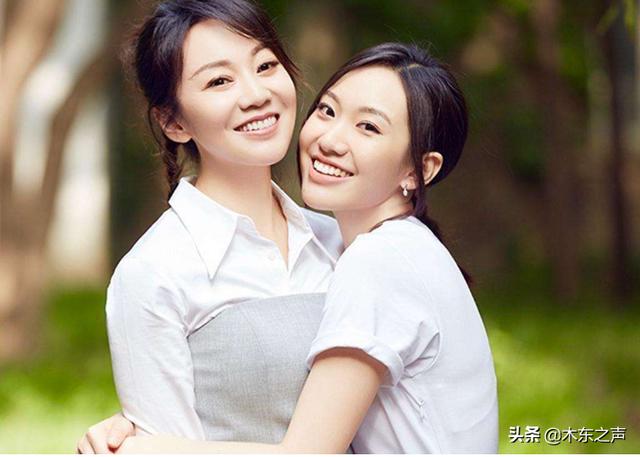 49岁闫妮减肥后身材颜值如少女，和女儿同框似姐