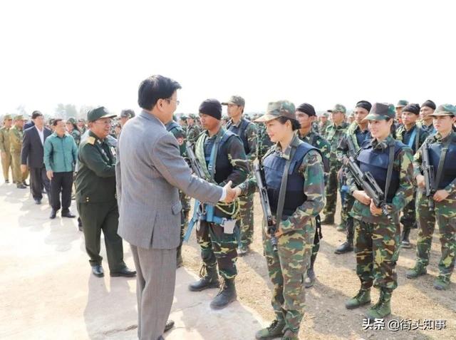 慧眼识货！老挝特种部队“亮剑”，装备两款先进轻武器，中国制造