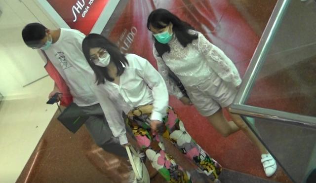 46岁陈慧琳近照曝光，与助理一同现身超市，打扮