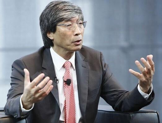 医药首富加入美国后捐百亿，替美攻克科研难题，现被美国人骂垃圾