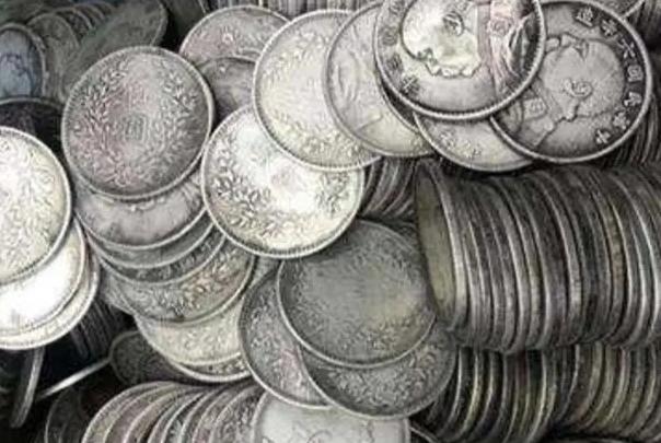 青海兄妹在工地工作，意外发现7万枚银元，上交