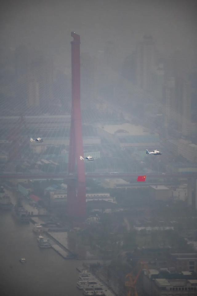 上海警航直升机时隔5年再次挂载国旗飞临黄浦江