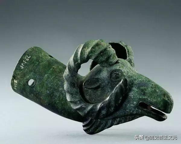 放羊老汉山崖下避雨，背上有点硌，随手一拨，