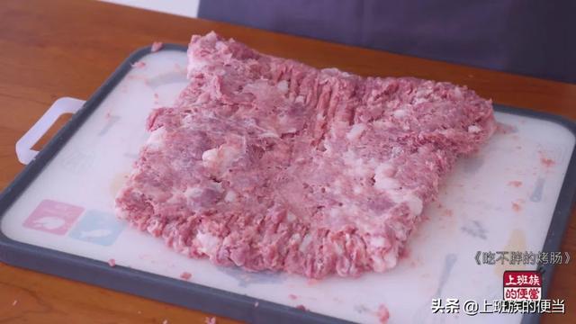 烤肠别再买着吃，3斤肉做40根，吃着太过瘾了