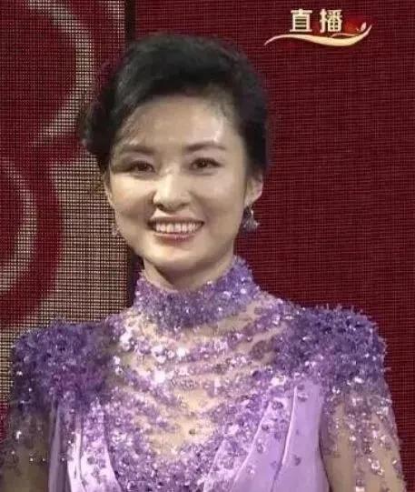 曾是央视最美主持人，16次主持春晚！近况却让人大吃一惊
