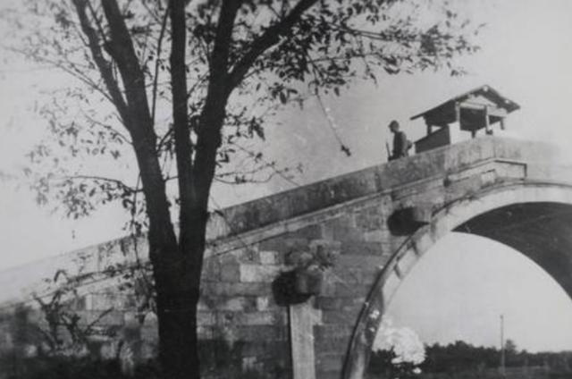 武工队化装袭击进城容易，装特务谁也不敢查，