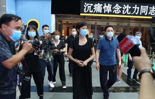 沈力遗体告别仪式，倪萍哭肿双眼需人搀扶，朱军满头白发心情沉重
