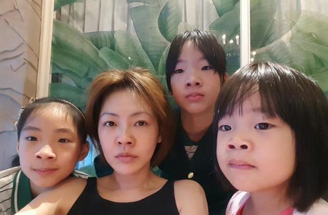 小S大女儿许曦文罕见晒自拍，素颜微笑出镜，高级脸也能清纯