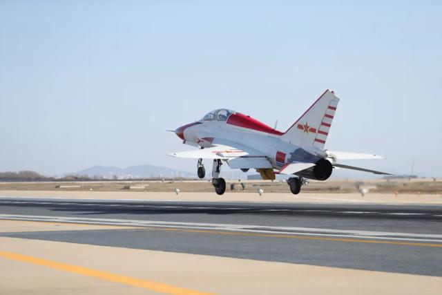 舰载战斗机飞行员“后浪”是这样诞生的……