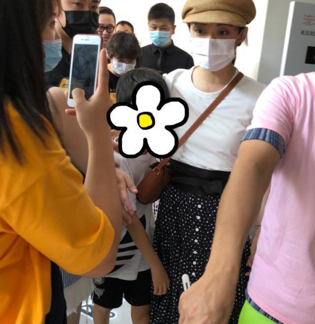 孙俪罕带儿女出席活动！搂怀里防跟拍显霸气，等等身高到妈妈肩膀
