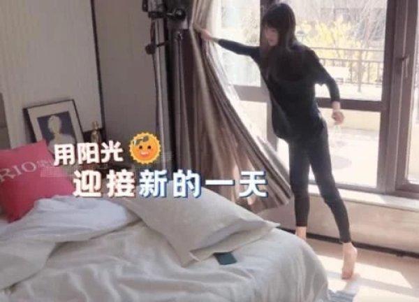 郑爽起床后拉开窗帘，忘记自己穿的是紧身裤，阳光下双腿瘦的吓人