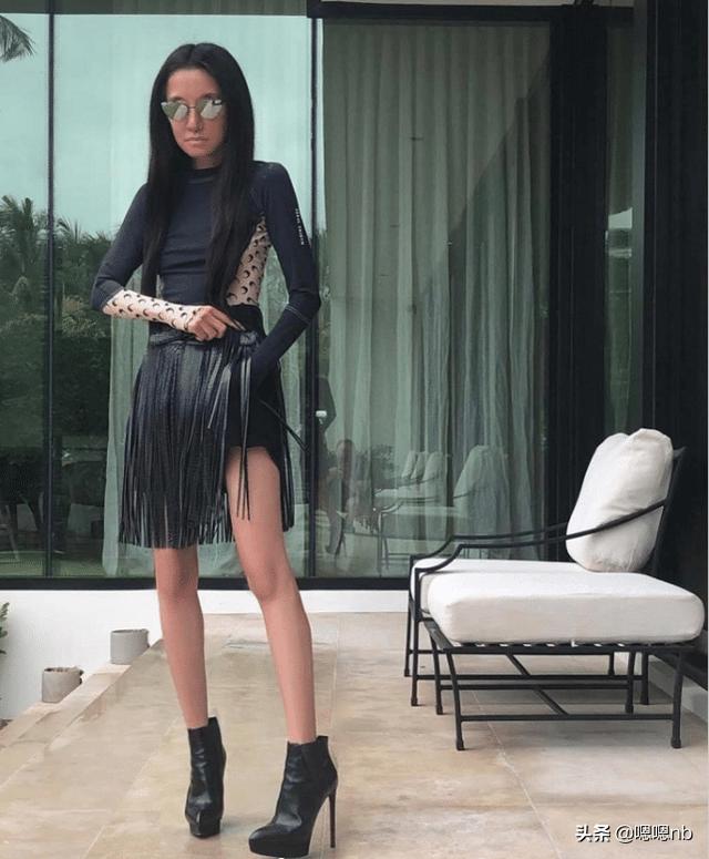 “婚纱女王”王薇薇身材绝了，71岁双腿似少女，马甲线更是逆天