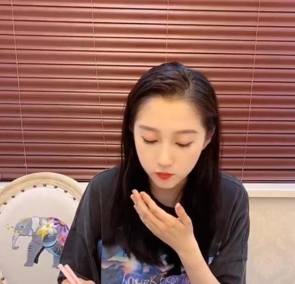 大家吃饺子都是蘸醋，看到关晓彤就着吃的东西，网友：不愧是汉子