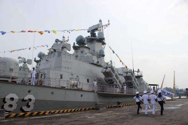 美军战斗舰出没南海，越南武装船果断退后：为东家“保驾护航”