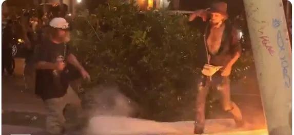 暴徒点燃华盛顿，连穷人区和流浪汉也没放过，