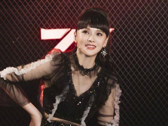 乘风破浪的伊能静，和她背后的两个男人