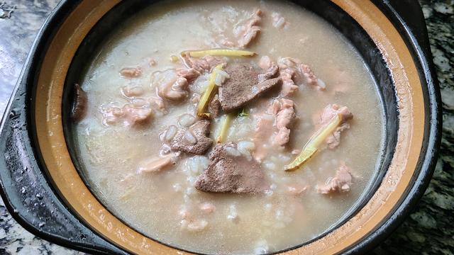 鲜香美味的猪杂粥，广东人经常吃的一道美食，做早餐宵夜都不错
